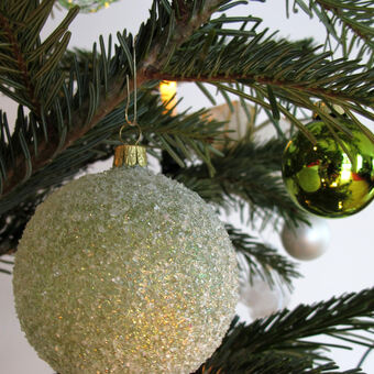Unbedingt vollständig abdekorieren sollte man den Christbaum, bevor man ihn entsorgt. Foto: Stefanie Vögele/Landratsamt Unterall
