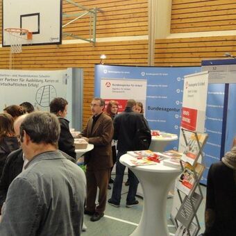 Stand der Berufsberatung beim Berufswegekompass in Harburg im Oktober 2011, Foto: Agentur für Arbeit Donauwörth