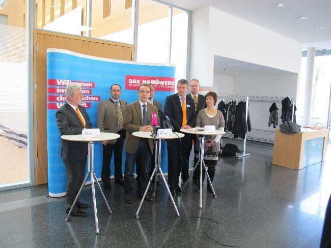 Landtagsfraktion der Freien Wähler bei der HWK Schwaben. Fotos: B4BSCHWABEN. Landtagsfraktion der Freien Wähler bei der HWK Schwaben