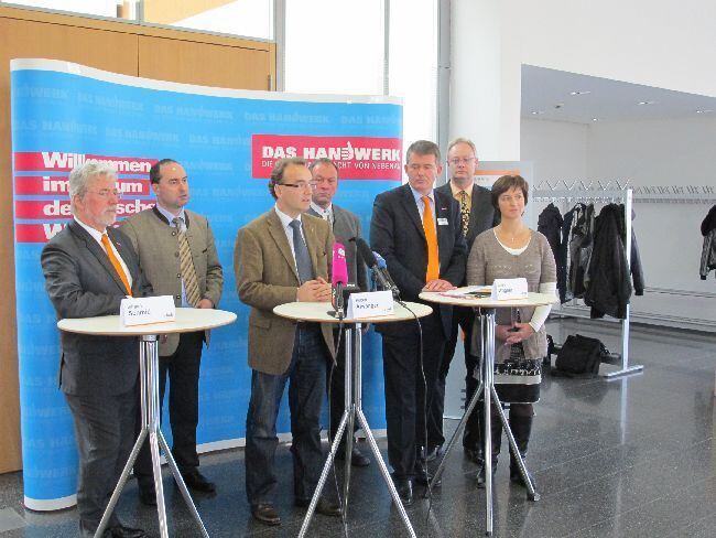 Landtagsfraktion der Freien Wähler bei der HWK Schwaben. Fotos: B4BSCHWABEN. Landtagsfraktion der Freien Wähler bei der HWK Schwaben