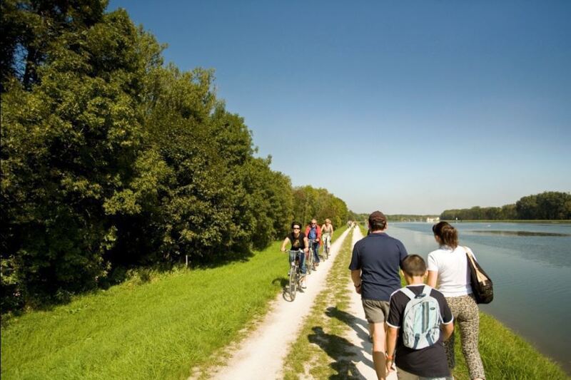 Die beiden Landkreise Günzburg und Dillingen präsentieren sich auf der Tourismusmesse CMT. Fotos: Donautal Aktiv e.V.. Die beiden Landkreise Günzburg und Dillingen präsentieren sich auf der Tourismusmesse CMT in Stuttgart.