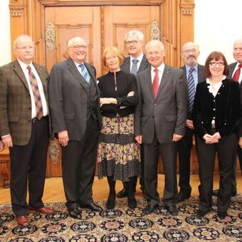 Zum Empfang hatten sich Vertreter der Stadt im Sitzungssaal des Rathauses versammelt