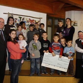 R. Kremer und P. Wrigg bedankten sich bei Schwester Maria Elisabeth mit 2.000 Euro. Foto: Air Liquide.
