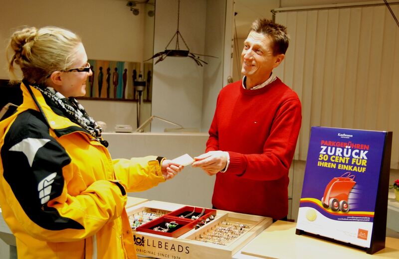 Gert Friedrich überreicht die Parkgebührenerstattung an Sabrina Gutsche; Foto: Marketing-Agentur Claus Tenambergen Gert Friedrich überreicht die Parkgebührenerstattung an Sabrina Gutsche; Foto: Marketing-Agentur Claus Tenambergen