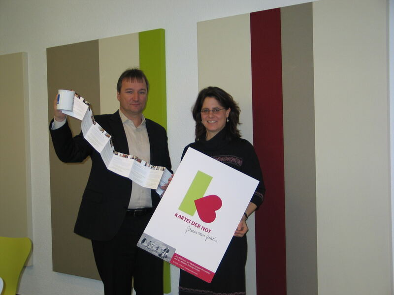 Werner Pehland von WEKA übergibt den Scheck an Susanne Donn von Kartei der Not, Foto: WEKA MEDIA Werner Pehland von WEKA übergibt den Scheck an Susanne Donn von Kartei der Not, Foto: WEKA MEDIA