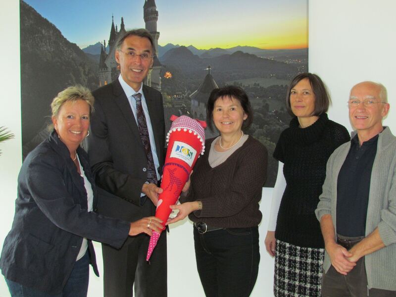Sozialpädagogin Marietta Zinsberger-Garscha bekam zum Start eine Schultüte überreicht, Foto: LRA Ostallgäu Sozialpädagogin Marietta Zinsberger-Garscha bekam zum Start eine Schultüte überreicht, Foto: LRA Ostallgäu