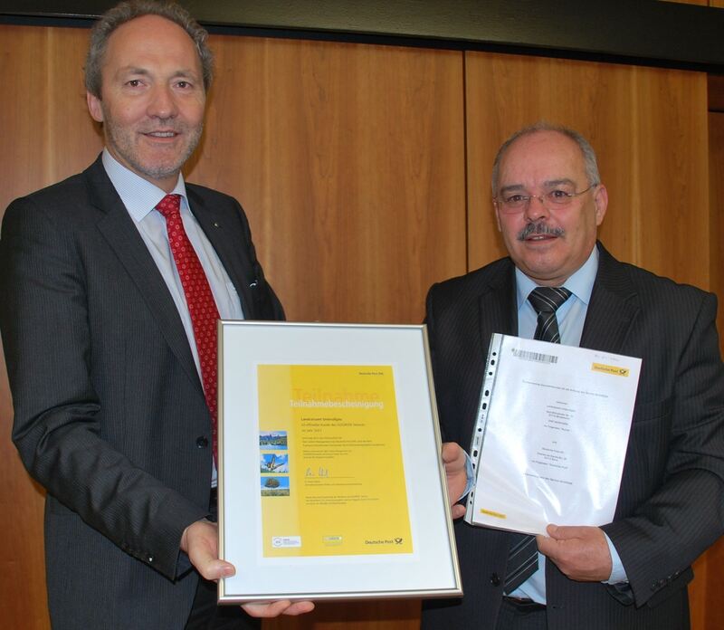 Landrat Weirather und Arnold Biberger bei der Zertifikats-Überreichung, Foto: Landratsamt Unterallgäu Landrat Weirather und Arnold Biberger bei der Zertifikats-Überreichung, Foto: Landratsamt Unterallgäu