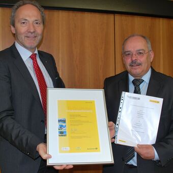 Landrat Weirather und Arnold Biberger bei der Zertifikats-Überreichung, Foto: Landratsamt Unterallgäu