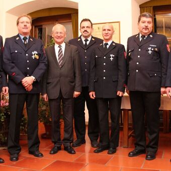 OB Dr. Ivo Holzinger ehrt verdiente Feuerwehrmänner, Foto: Stadt Memmingen