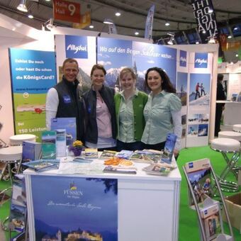 Stefan Fredlmeier, Sabine Hipp, Katinka Rittig, Yvonne Dischler am Messestand. Foto: Pfronten Tourismus. 