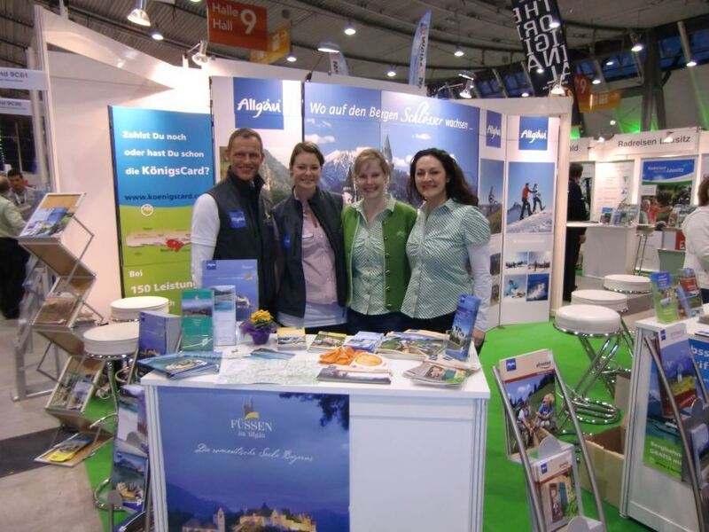 Stefan Fredlmeier, Sabine Hipp, Katinka Rittig, Yvonne Dischler am Messestand. Foto: Pfronten Tourismus. 