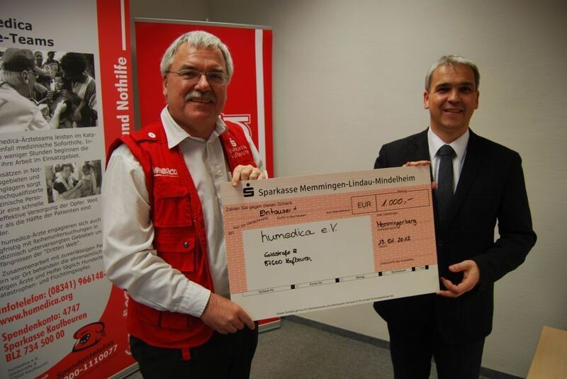 1000 € für humedica. Diesen Scheck überreichte R. Schmid an W. Groß. Bild: Allgäu Airport.