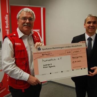 1000 € für humedica. Diesen Scheck überreichte R. Schmid an W. Groß. Bild: Allgäu Airport.