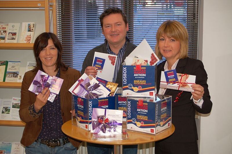 C. Geyrhalter, Ch. Starkmann und C. Grahammer ziehen die Gutscheingewinner. Foto: Aktionsgemeinschaft Kaufbeuren.