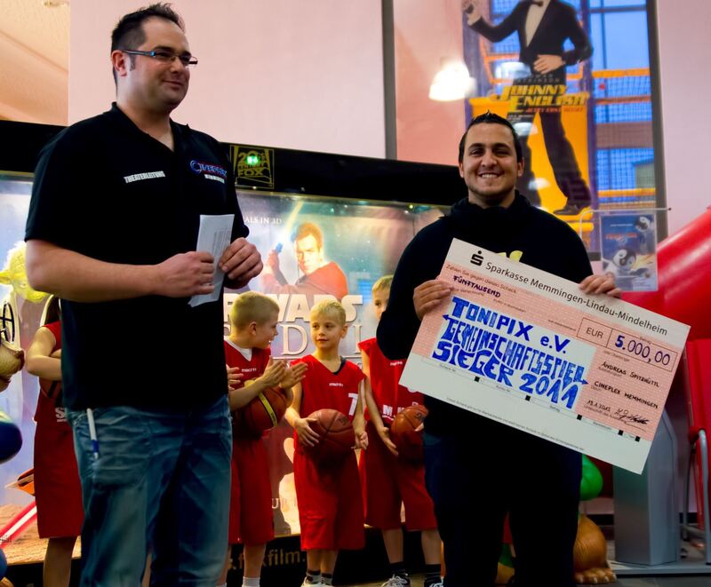 Toni Demirci übergibt den Scheck an die Memminger Sportvereine, Foto: Cineplex Memmingen Toni Demirci übergibt den Scheck an die Memminger Sportvereine, Foto: Cineplex Memmingen