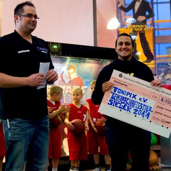 Toni Demirci übergibt den Scheck an die Memminger Sportvereine, Foto: Cineplex Memmingen 