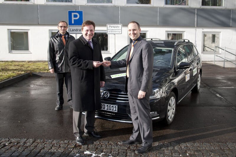 Helmut Kaumeier, Landrat Leo Schrell und Dr. Christian Blümm bei der Übergabe des Erdgas-Fahrzeuges zu Testzwecken, Foto: LRA