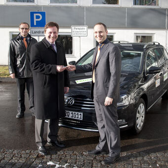 Helmut Kaumeier, Landrat Leo Schrell und Dr. Christian Blümm bei der Übergabe des Erdgas-Fahrzeuges zu Testzwecken, Foto: LRA