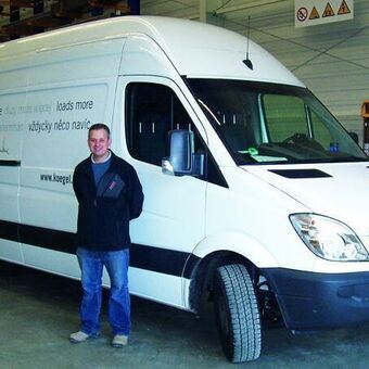 Kögel Servicemobil und Kögel Serviceberater Oliver Mader. Foto: Kögel. 