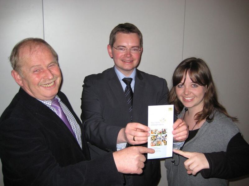 Manfred Losinger, Peter Tomaschko und Maria Dietrich werben für die Bayerische Ehrenamtskarte. Foto: CSU Aichach-Friedberg. Manfred Losinger, Peter Tomaschko und Maria Dietrich werben für die Bayerische Ehrenamtskarte. Foto: CSU Aichach-Friedberg.