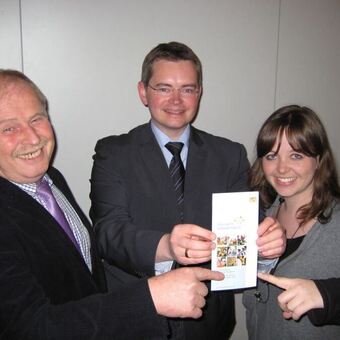 Manfred Losinger, Peter Tomaschko und Maria Dietrich werben für die Bayerische Ehrenamtskarte. Foto: CSU Aichach-Friedberg.