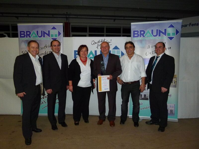 Salamander mit dem Top-Lieferanten-Award der Firma Braun ausgezeichnet, Foto: Firma Rollladen Braun OHG Salamander mit dem Top-Lieferanten-Award der Firma Braun ausgezeichnet, Foto: Firma Rollladen Braun OHG