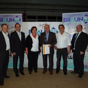 Salamander mit dem Top-Lieferanten-Award der Firma Braun ausgezeichnet, Foto: Firma Rollladen Braun OHG