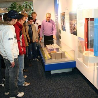 Mitarbeiter des Info-Zentrums vermitteln den Besuchern Wissen rund um das Kernkraftwerk, Foto KGG