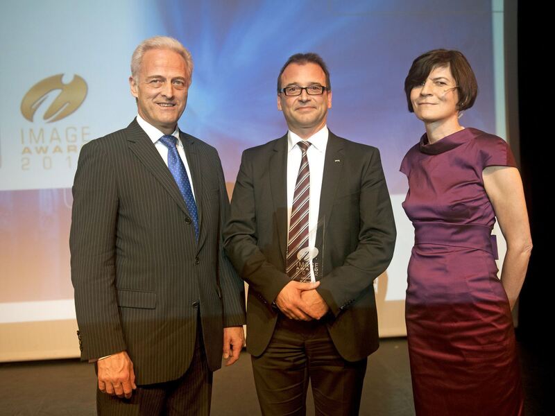 Alfred Miller von Dachser Food Logistics (Mitte) freut sich über den Award, Foto: Dachser Food Logistics 