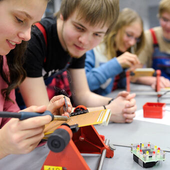Tognum zeigt Mädchen technische Berufe, Foto: Tognum AG 