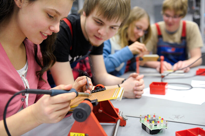Tognum zeigt Mädchen technische Berufe, Foto: Tognum AG Tognum zeigt Mädchen technische Berufe, Foto: Tognum AG