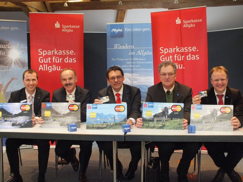 Die Sparkassen-Vorstände präsentieren die neuen Kreditkarten, Foto: Sparkasse Allgäu