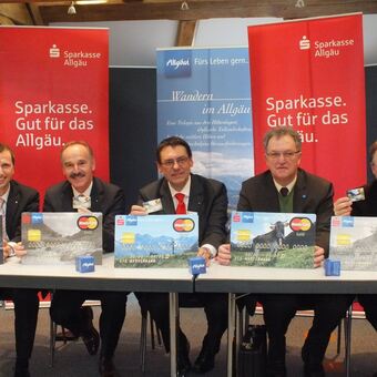 Die Sparkassen-Vorstände präsentieren die neuen Kreditkarten, Foto: Sparkasse Allgäu