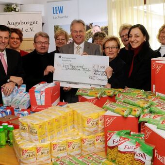 Paul Waning (Mitte) und Ingrid Hetzenecker (4. v. r.) übergaben die 2.000-Euro-Spende der Companius-Initiative, Foto:LEW/Plössel