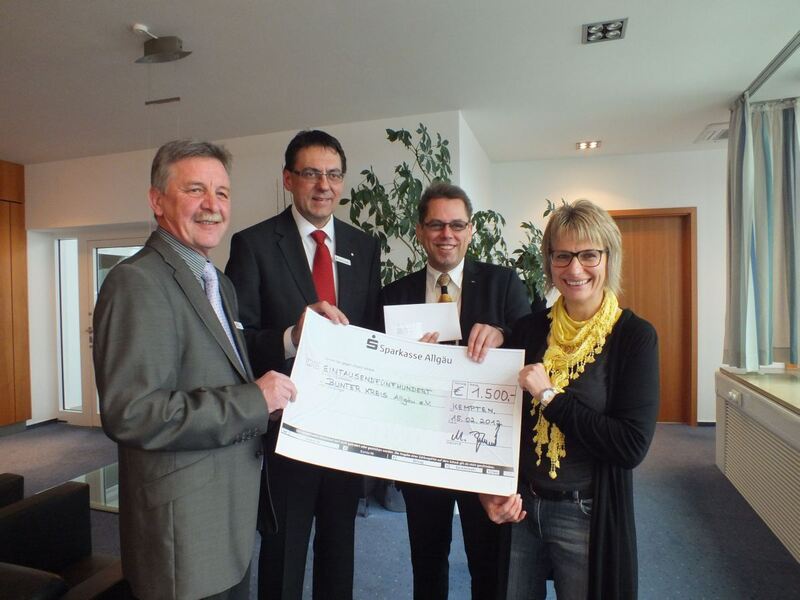 Waren bei der Spendenübergabe dabei: H. Schmieger, M. Hegedüs, J. Baunach, I. Gröber. Foto: Sparkasse Allgäu. Waren bei der Spendenübergabe dabei: H. Schmieger, M. Hegedüs, J. Baunach, I. Gröber. Foto: Sparkasse Allgäu.