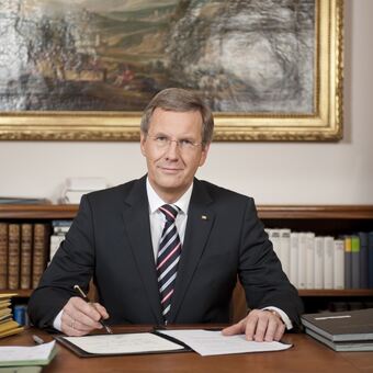 Christian Wulff im Amtszimmer von Schloss Bellevue, Foto: Presse- und Informationsamt der Bundesregierung/Jesco Denzel