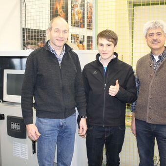 Azubi Andreas Fix und seine Lehrkräfte freuen sich über das lärmreduzierte Klassenzimmer, Foto: FAIST