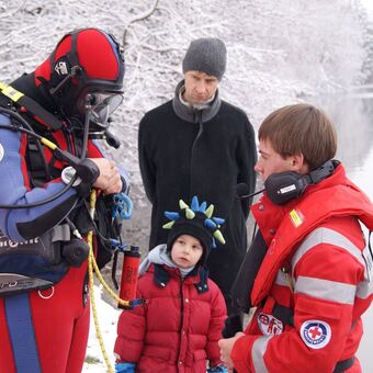 Passanten verfolgten interessiert das Training der Wasserwacht, Foto: Agentur Claus Tenambergen