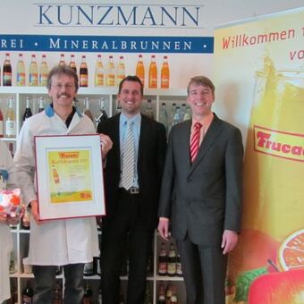 Ch. Schuhwerk und M. Ries überreichen J. Tadić und W. Dahnke den FRUCADE® Qualitätspreis. Foto: DrinkStar GmbH.