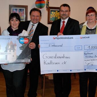 Die HypoVereinsbank übergab der FreiwilligenAgentur "Knotenpunkte" eine Spende über 1000 Euro. Foto:FreiwilligenAngentur