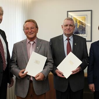 Rudi Broda und Harald Heinzte bekamen das Ehrenzeichen des Bayerischen Ministerpräsidenten. Foto: lra Unterallgäu
