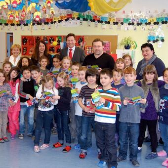 Bei der Präsentation des neuen Programmheft in der Grundschule Dillingen. Foto:lra Dillingen