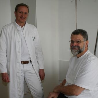 Dr. Norbert Friedl mit seinem Patienten Klaus Wagner aus Marktoberdorf, Foto: Kliniken Ostallgäu-Kaufbeuren