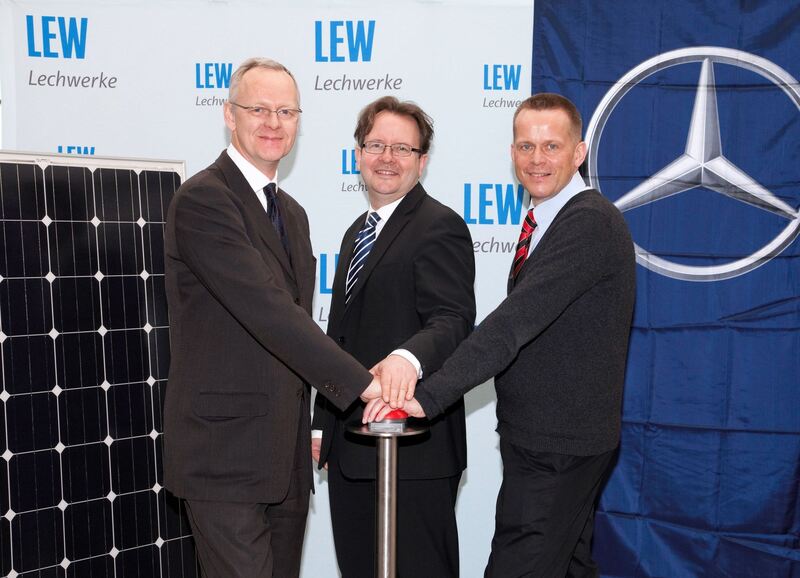 Bei der Eröffnung der Fotovoltaikanlage auf dem Dach der Firma Abel+Ruf. Foto: LEW / Bleier
