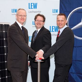 Bei der Eröffnung der Fotovoltaikanlage auf dem Dach der Firma Abel+Ruf. Foto: LEW / Bleier
