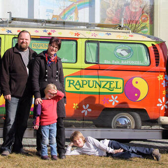 Mitglieder der Wirtschaftsjunioren Donau-Ries vor dem Firmensitz der Rapunzel Naturkost GmbH in Legau, Foto: WJ Donau-Ries