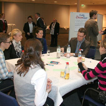 Stipendiaten im Konversations-Café bei Hartmann in Heidenheim, Foto: HNU