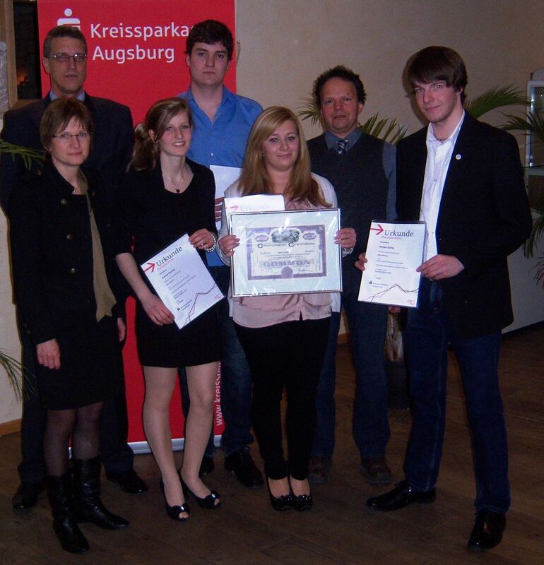 Über den ersten Platz freut sich das Team „Börsenfreaks“ von den Beruflichen Schulen Neusäß Foto: Kreissparkasse Augsburg
