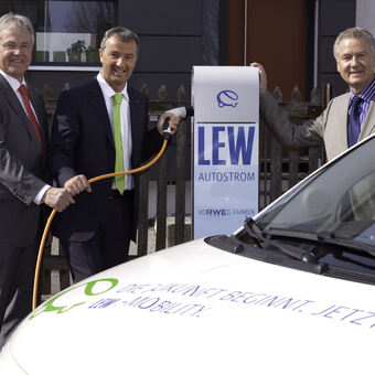 Paul Waning, Gerhard Jauernig und Walter Pache präsentieren die neue Stromtankstelle, Foto: LEW