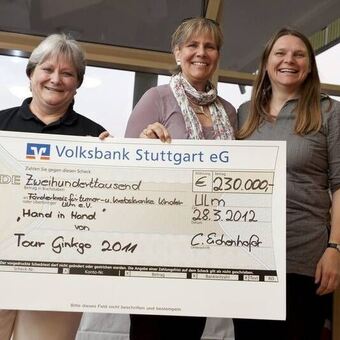 Übergabe des Erlöses der Tour Ginkgo 2011, Foto: Universitätsklinikum Ulm